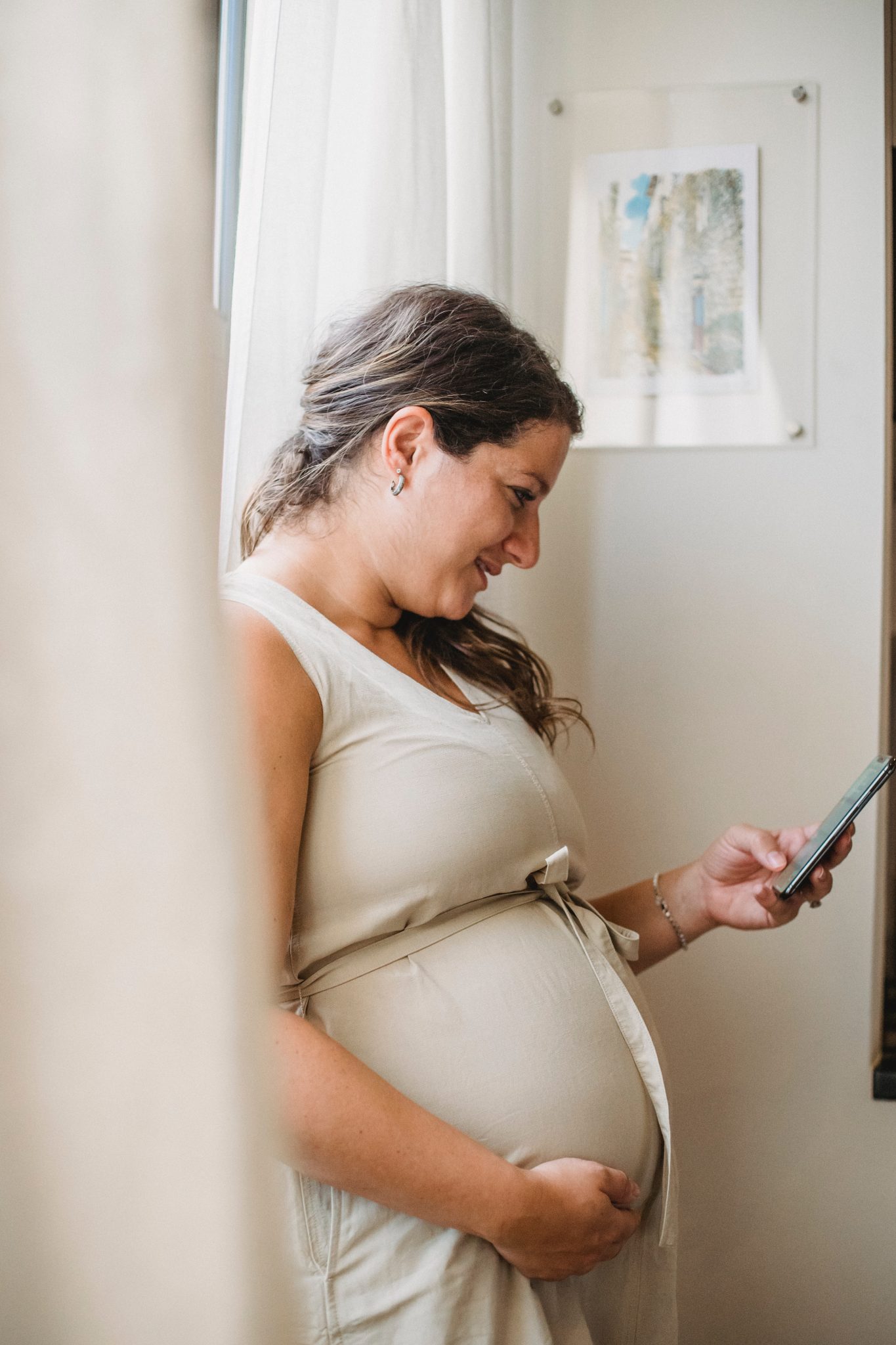 pregnant-woman-on-phone